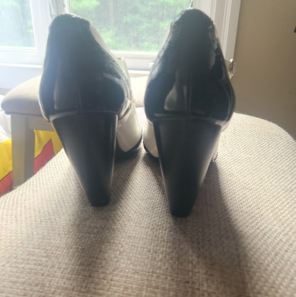 Black and white heels - Picture 3 of 4